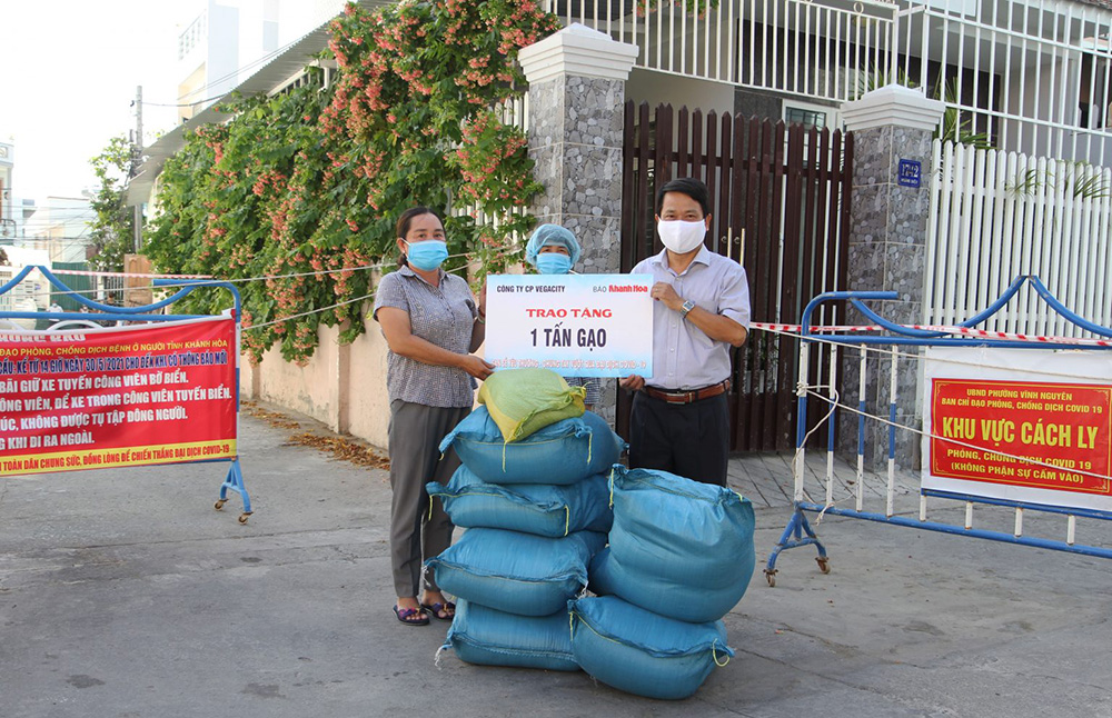 Đại diện Công ty Cổ phần VegaCity tặng 1 tấn gạo cho hộ dân xã Suối Cát.