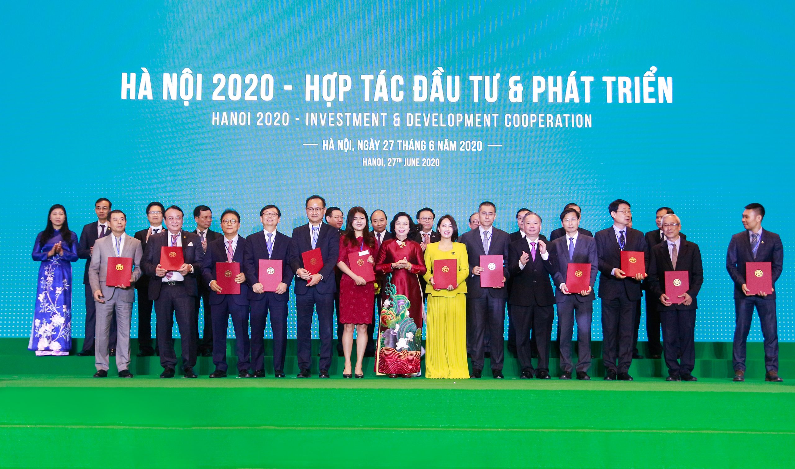Đại diện Thành phố Hà Nội trao cho đại diện KDI Holdings Biên bản ghi nhớ hợp tác đầu tư hai dự án tại Bắc Từ Liêm. Ảnh: KDI Holdings.